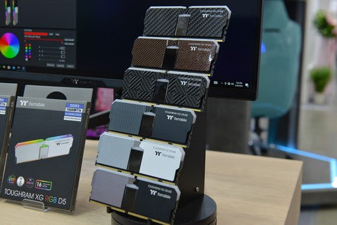 Thermaltake Launches A Series Of TOUGHRAM RGB XG D5 with Higher Frequency and Brand-New Heat Spreader Design