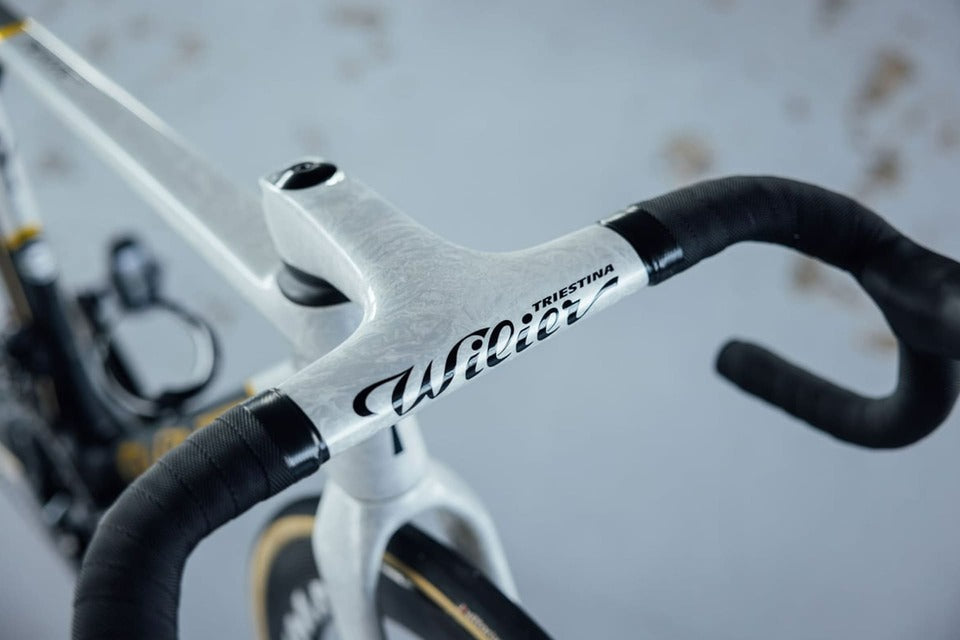 Handlebar and integrated cables